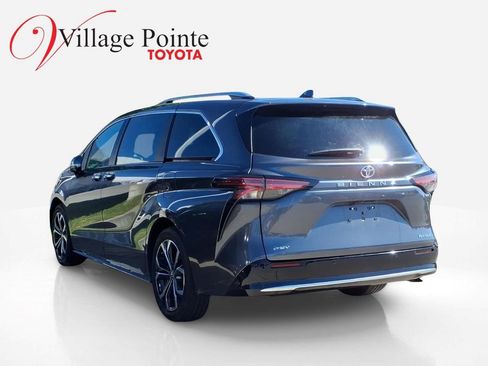 Used 2025 Toyota Sienna Platinum FWD image 2