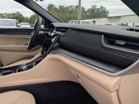 New 2025 Jeep Grand Cherokee Limited w/ Luxury Tech Group II AWD/4WD image 40