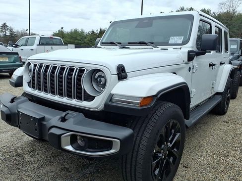 Used 2025 Jeep Wrangler Unlimited Sahara image 3