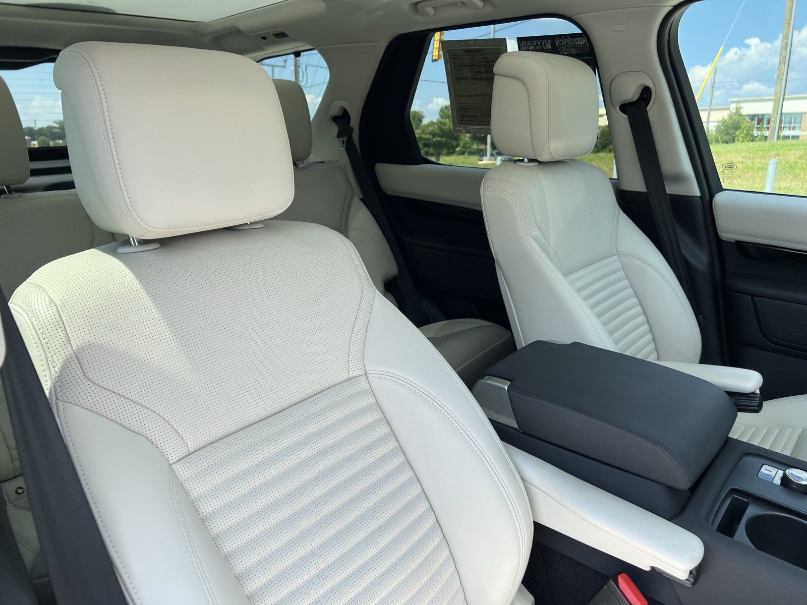 Used 2024 Land Rover Discovery S AWD/4WD image 34