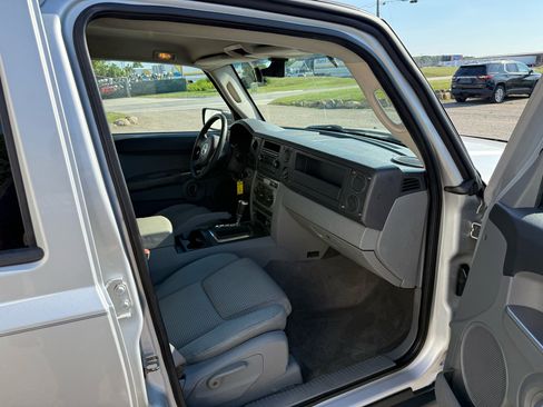 Used 2006 Jeep Commander 4WD image 25