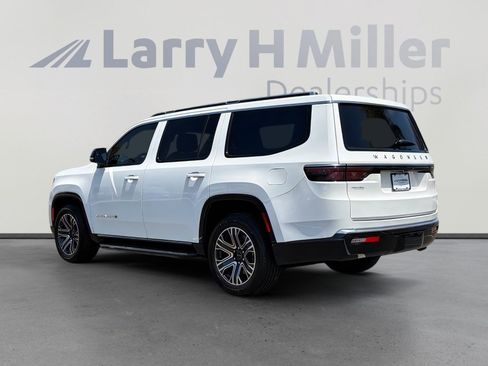 Used 2025 Jeep Wagoneer 4WD image 3
