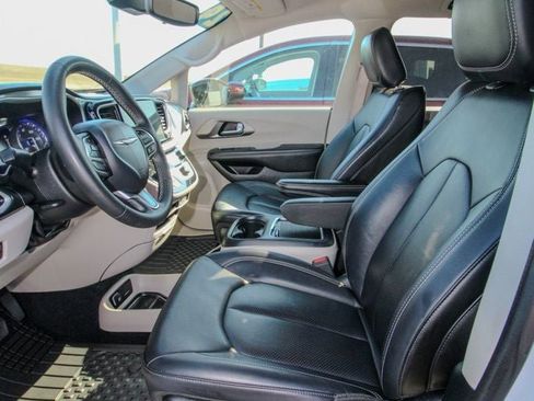 Used 2024 Chrysler Pacifica Touring-L FWD image 12