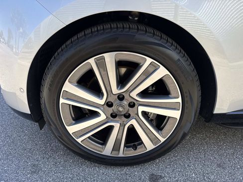 Certified 2024 Land Rover Range Rover SV image 10