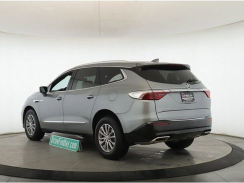 Used 2023 Buick Enclave Essence image 8