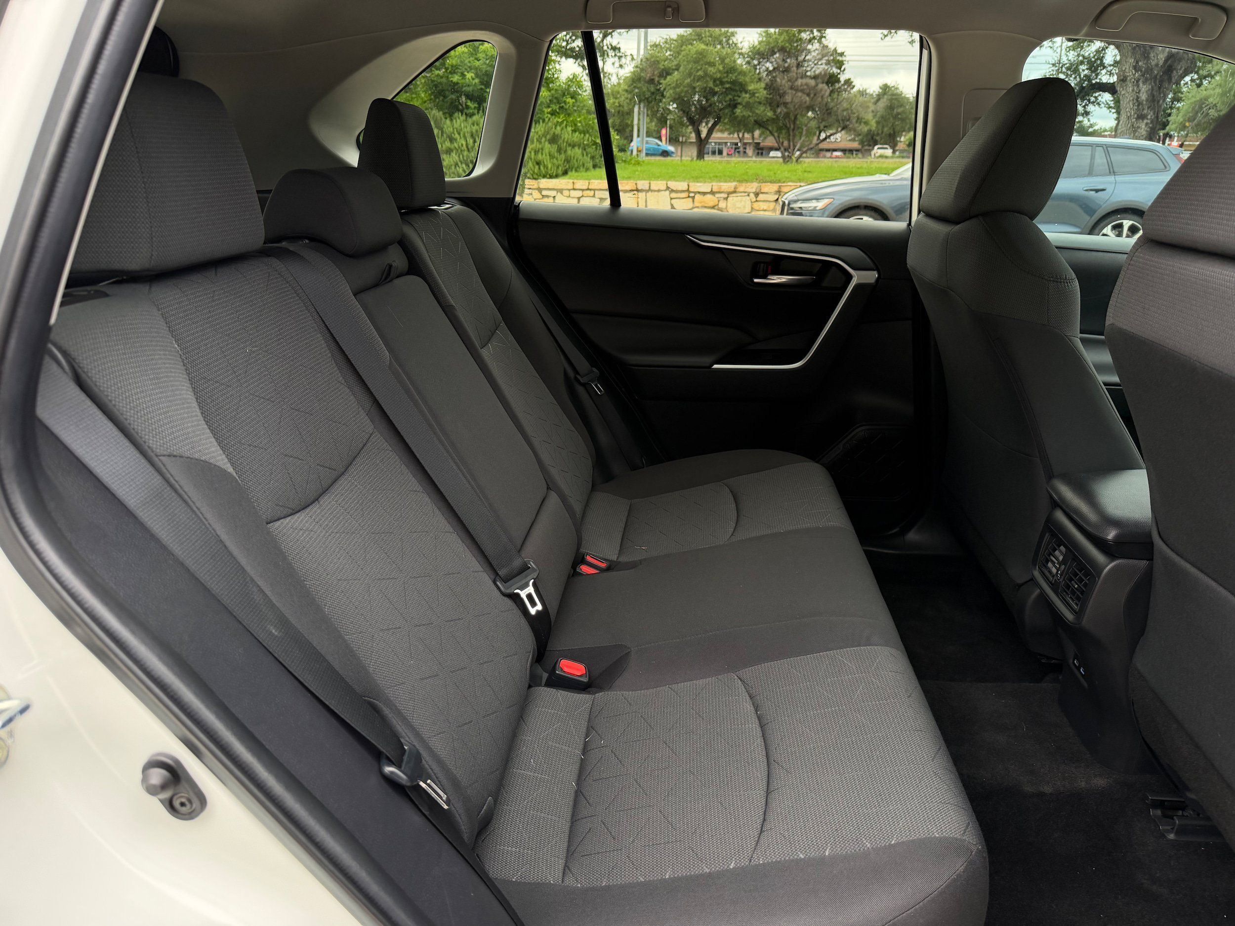 Used 2022 Toyota RAV4 XLE FWD image 12