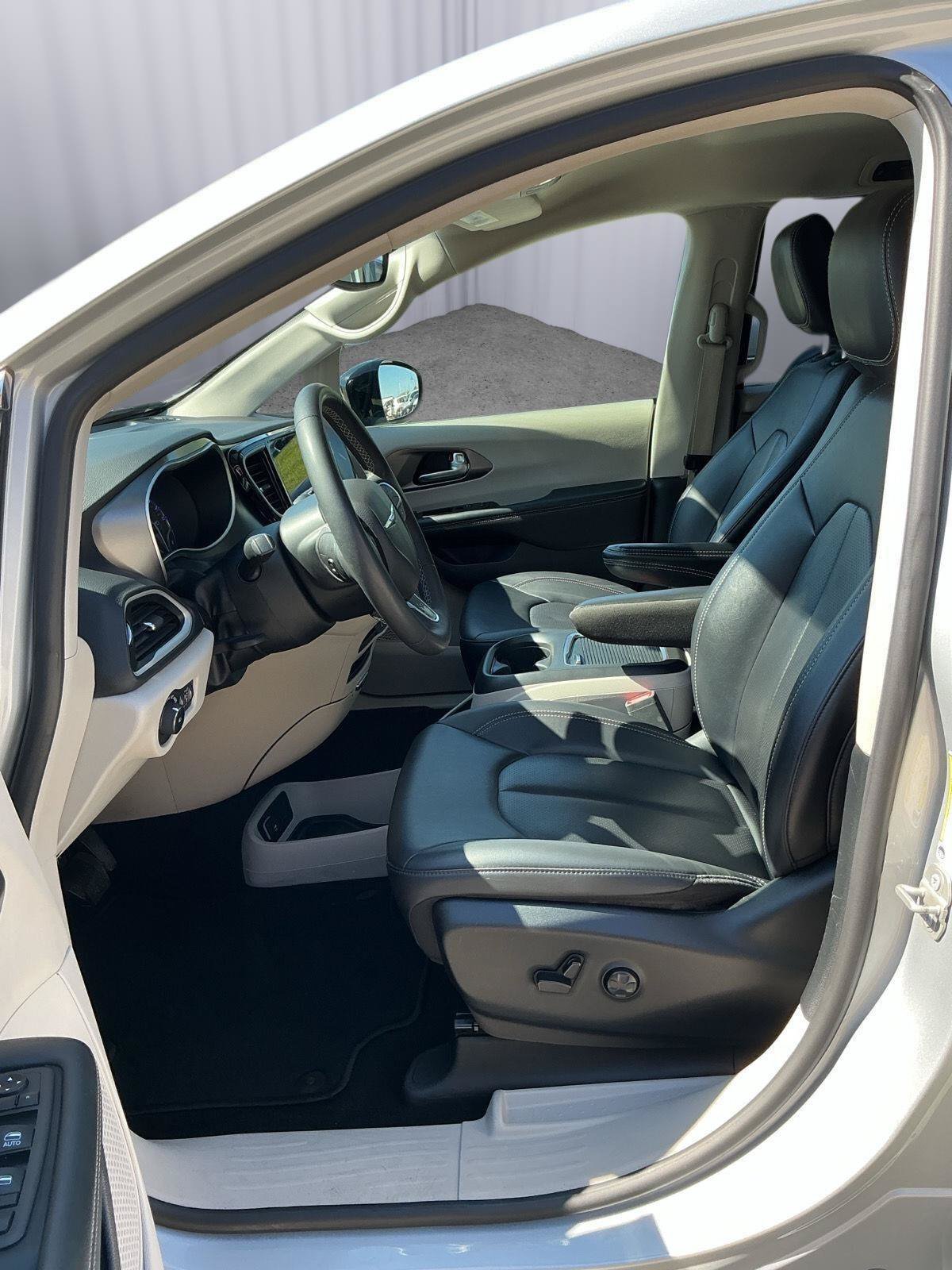 Used 2024 Chrysler Pacifica Touring-L FWD image 17