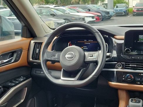 Used 2023 Nissan Pathfinder Platinum AWD/4WD image 3
