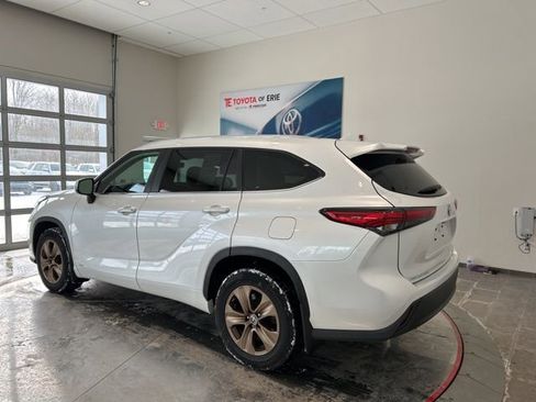 Used 2023 Toyota Highlander Bronze Edition image 4