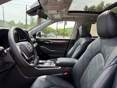 New 2026 Toyota Highlander Platinum AWD/4WD image 16