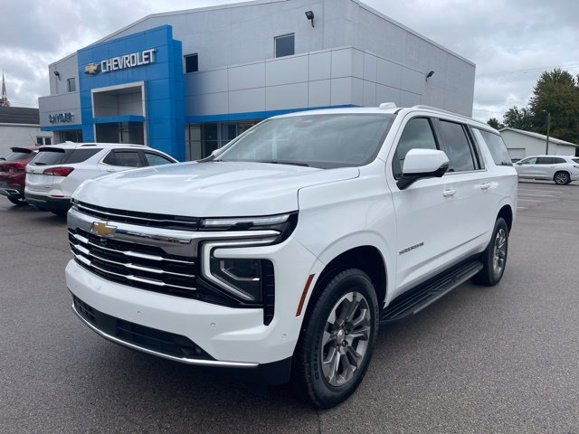 Used 2025 Chevrolet Suburban LT w/ Comfort Package AWD/4WD image 2