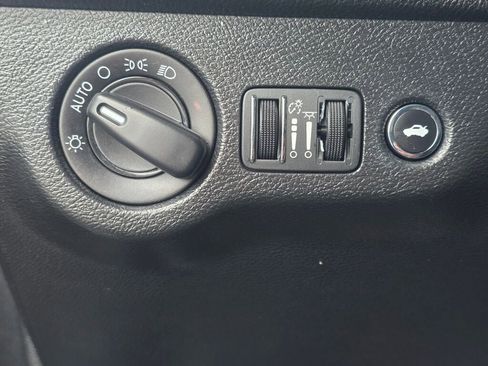 Used 2019 Dodge Challenger SXT image 24