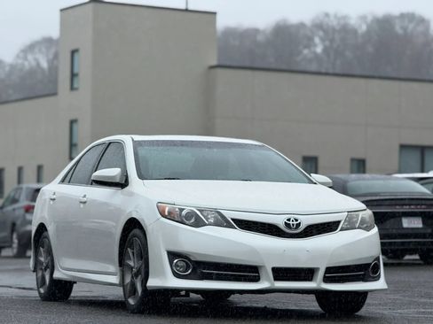 Used 2014 Toyota Camry SE image 2