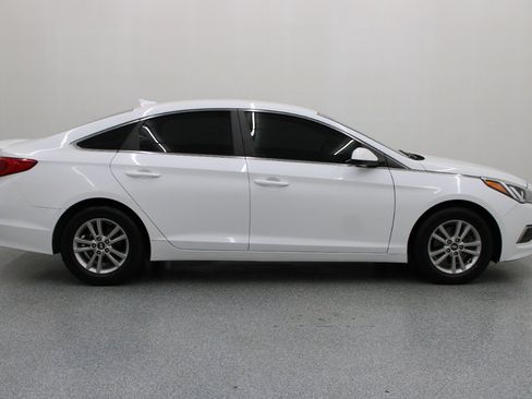 Used 2017 Hyundai Sonata SE FWD image 2