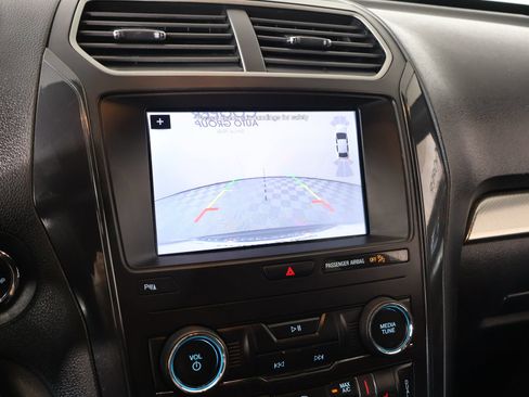 Used 2019 Ford Explorer XLT w/ Equipment Group 202A FWD image 5