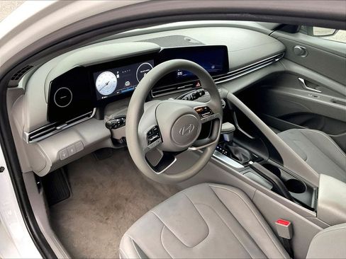 Used 2024 Hyundai Elantra SEL FWD image 8