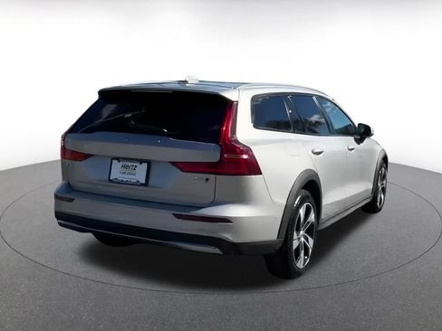 Used 2025 Volvo V60 B5 Cross Country Plus image 15