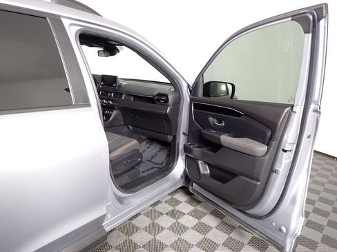 Used 2025 Honda Pilot Sport image 40