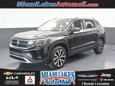 Used 2024 Volkswagen Taos SE image 1