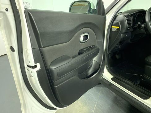 Used 2018 Kia Soul + image 19