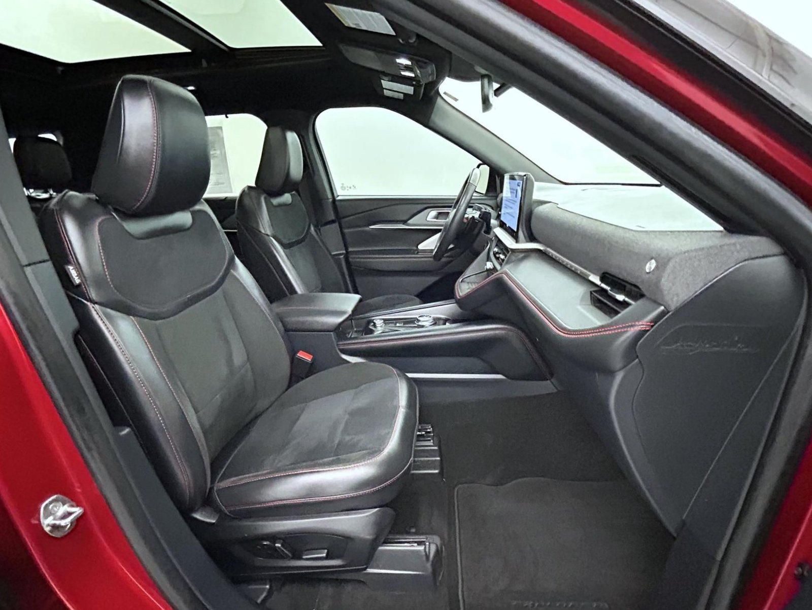 Used 2025 Ford Explorer ST AWD/4WD image 15