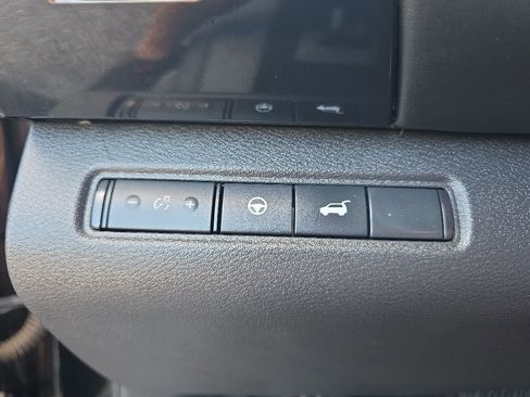 Used 2025 Nissan Pathfinder SV AWD/4WD image 16