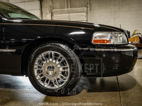 Used 2010 Lincoln Town Car Signature Limited image 56