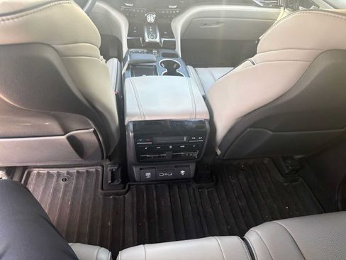 Used 2024 Acura MDX SH-AWD w/ Advance Package image 9