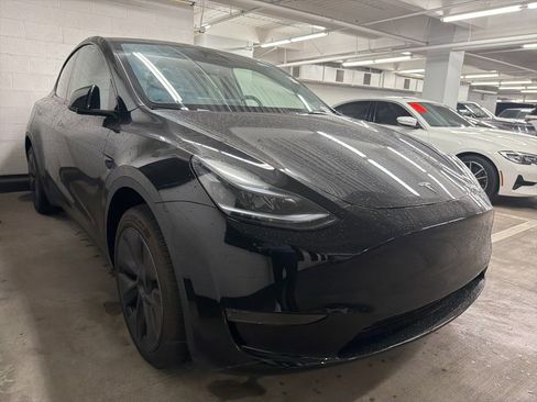 Used 2025 Tesla Model Y Long Range image 3