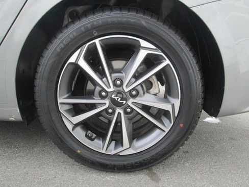 Used 2022 Kia Forte LXS w/ LXS Technology Package FWD image 8