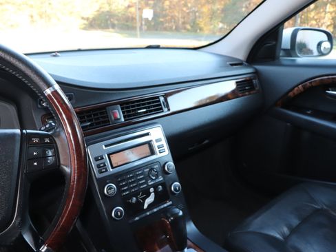 Used 2010 Volvo V70 image 12