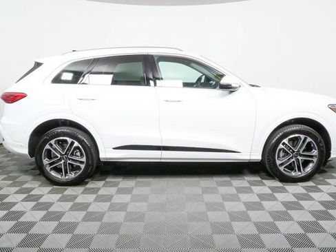 Used 2025 Audi Q5 Premium w/ Convenience Package image 2