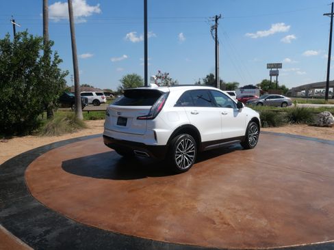 Used 2024 Cadillac XT4 Sport w/ Technology Package image 2