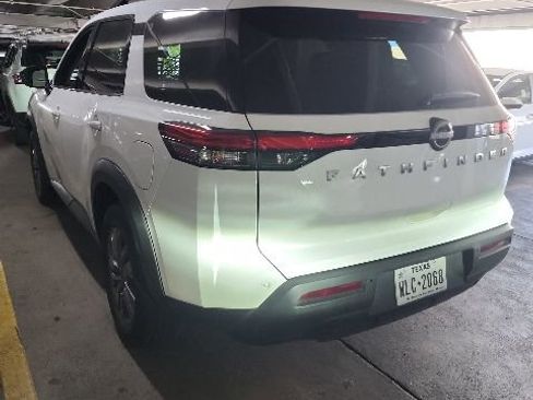 Used 2025 Nissan Pathfinder SV FWD image 3