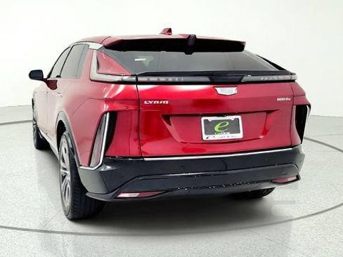 Used 2024 Cadillac Lyriq Luxury AWD/4WD image 7