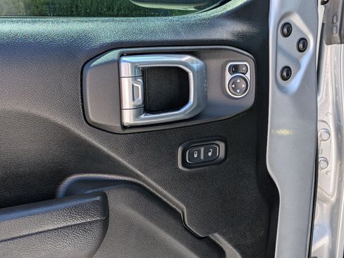 Used 2022 Jeep Gladiator Sport AWD/4WD image 15
