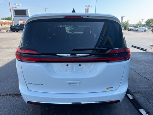 Used 2024 Chrysler Pacifica Touring-L FWD image 5