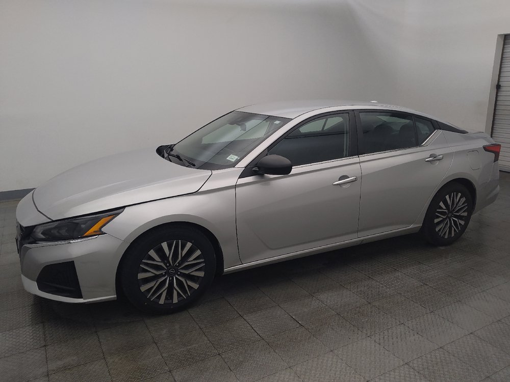 Used 2024 Nissan Altima 2.5 SV FWD image 2
