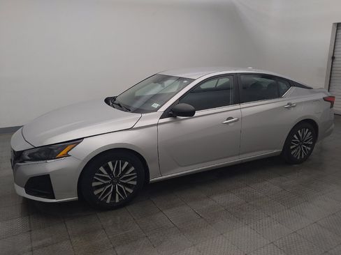 Used 2024 Nissan Altima 2.5 SV FWD image 2