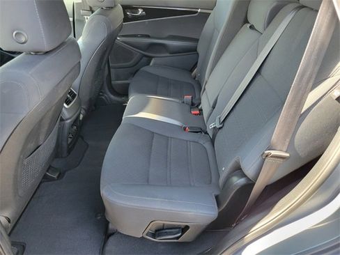 Used 2019 Kia Sorento S image 11