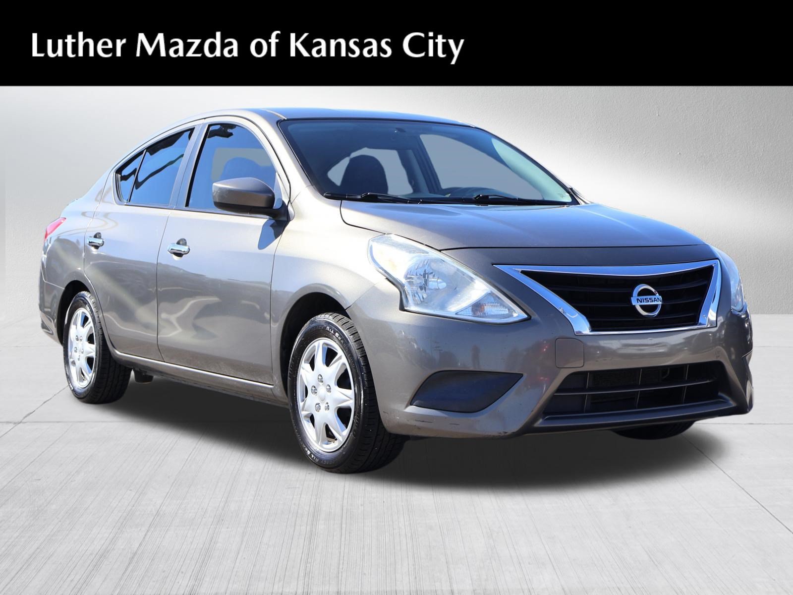 Used 2015 Nissan Versa SV FWD image 1