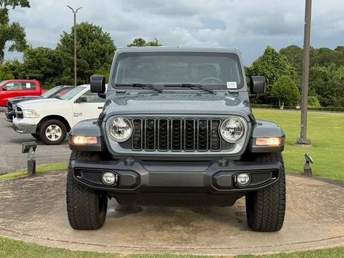 Used 2025 Jeep Gladiator Sport AWD/4WD image 2