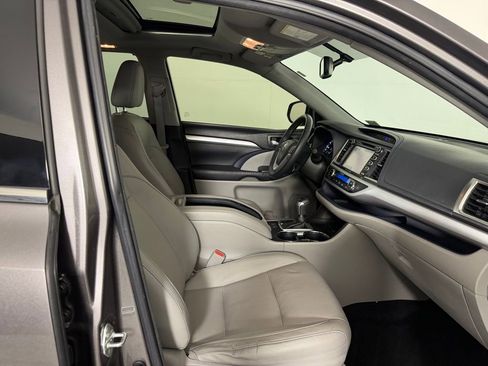Used 2016 Toyota Highlander XLE AWD/4WD image 28