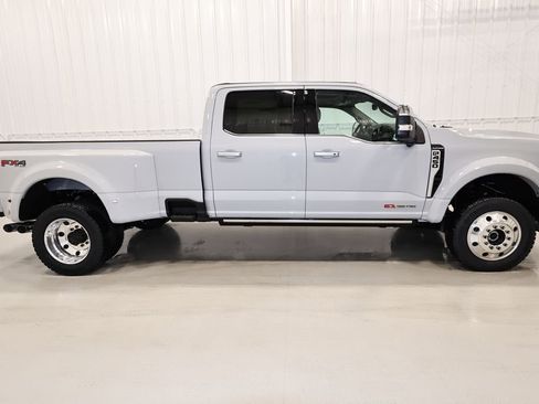 New 2026 Ford F450 Platinum image 2