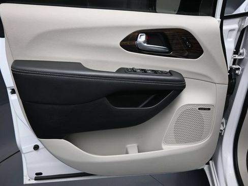 Used 2024 Chrysler Pacifica Limited w/ Uconnect Theater Family Group FWD image 10