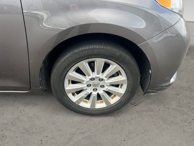 Used 2015 Toyota Sienna LE AWD/4WD image 9