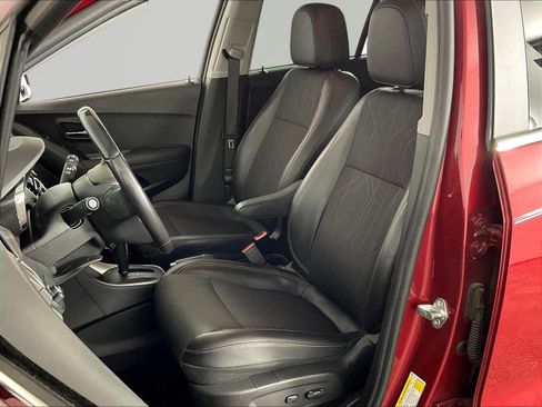 Used 2020 Chevrolet Trax LT w/ LT Convenience Package FWD image 21