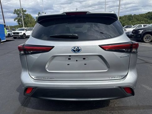 Used 2023 Toyota Highlander Limited FWD image 3