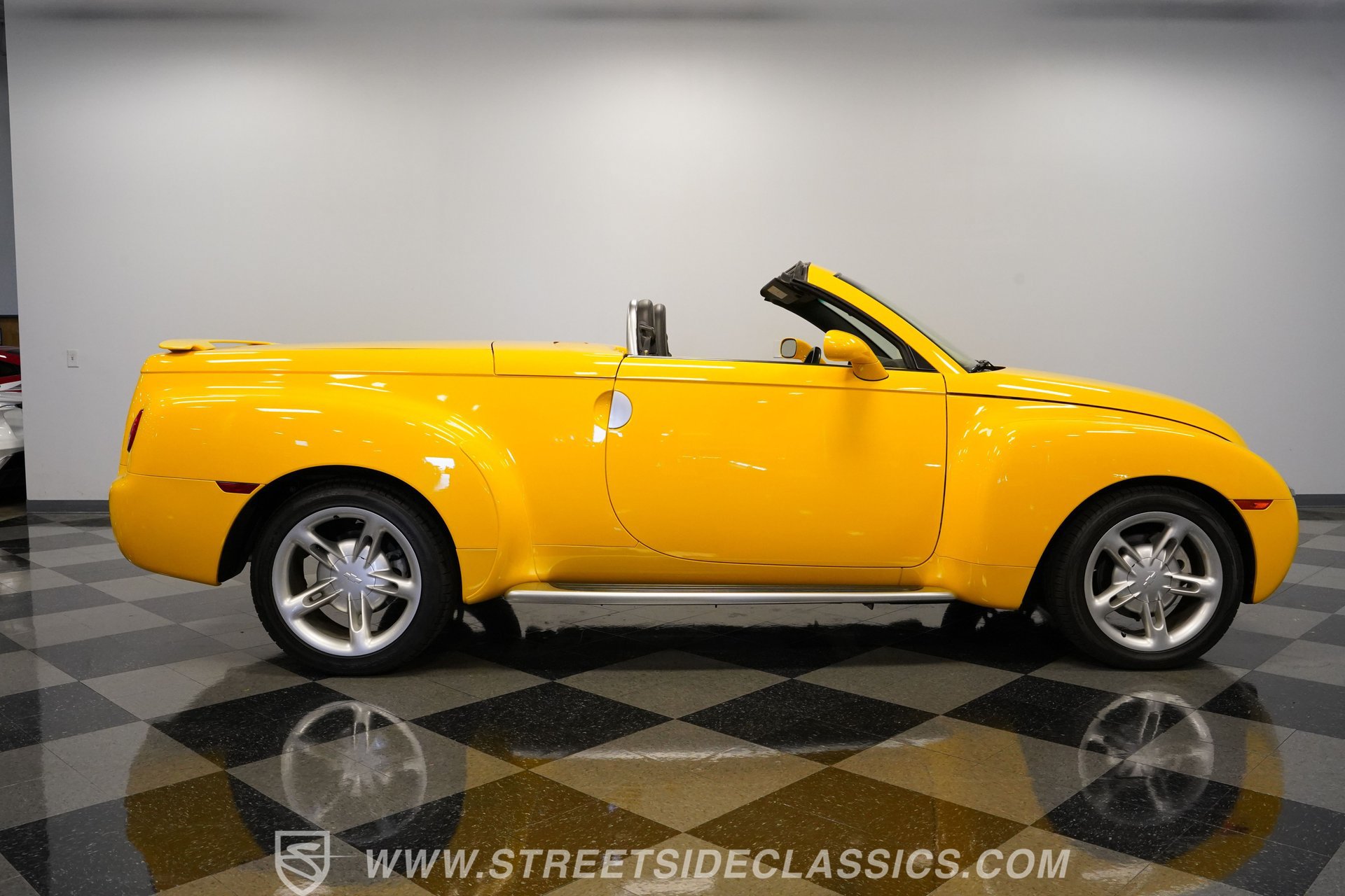 Used 2004 Chevrolet SSR w/ Preferred Equipment Group RWD image 15
