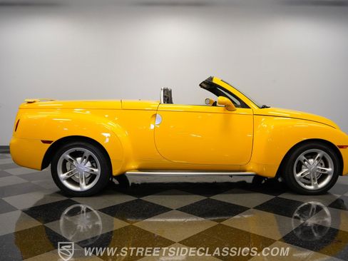 Used 2004 Chevrolet SSR w/ Preferred Equipment Group RWD image 15